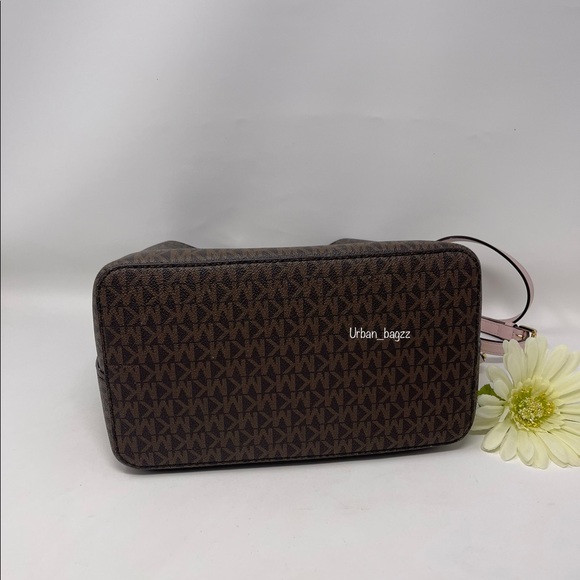 Michael Kors Suri Large Bucket Messenger & Wallet - Picture 7 of 16